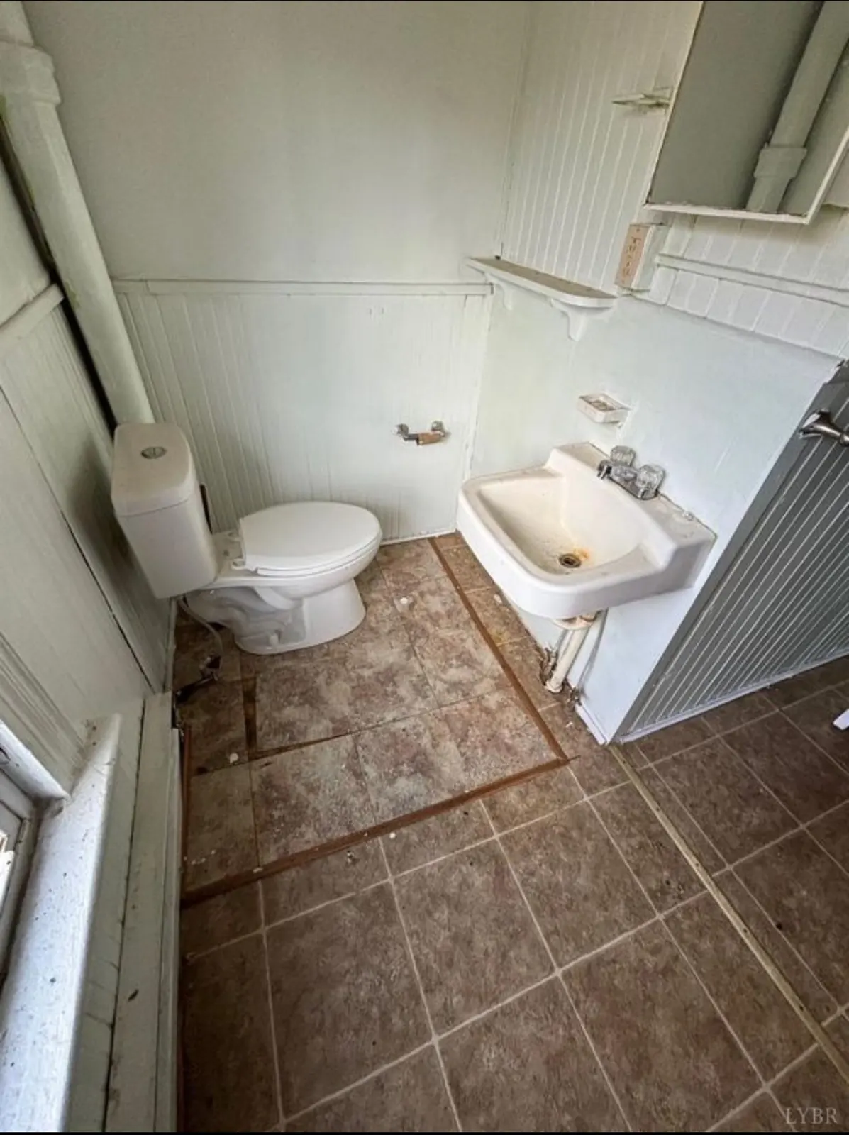 Bathroom at Garfield Avenue before renovation